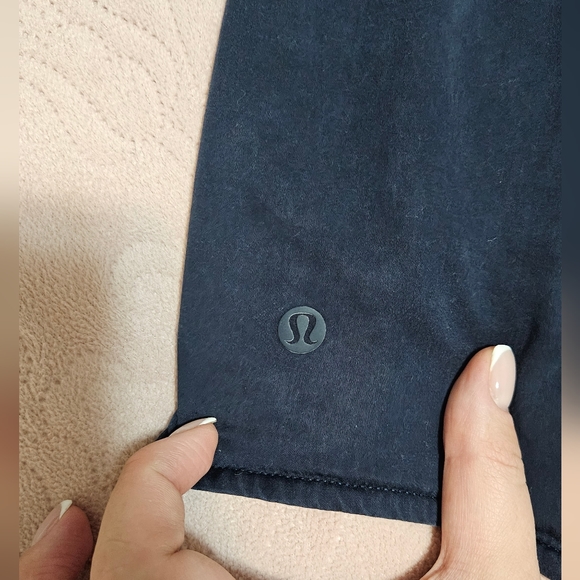 Lululemon Feeling Femme Short 5"True Navy Sz 10 - Picture 10 of 13
